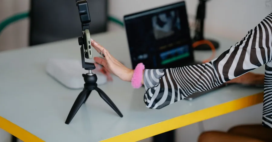 Online tartalomgyártó okostelefonos állványon vágja a felvett videót