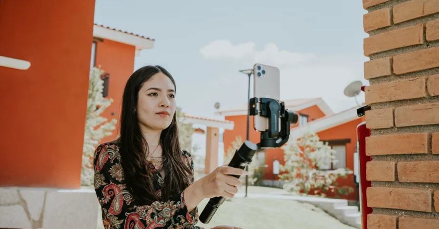 Online tartalomgyártó gimbal stabilizátorral forgat kültéri tartalmat
