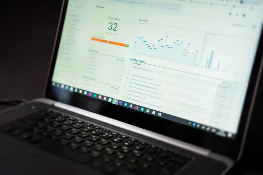 Közösségimédia-analitikai irányítópult laptop képernyőjén