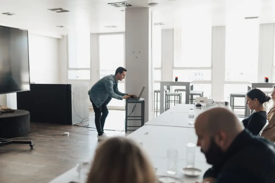 Online tartalomgyártó gyakorlati oktatás — videó- és közösségimédia-tartalom tervezése workshopon
